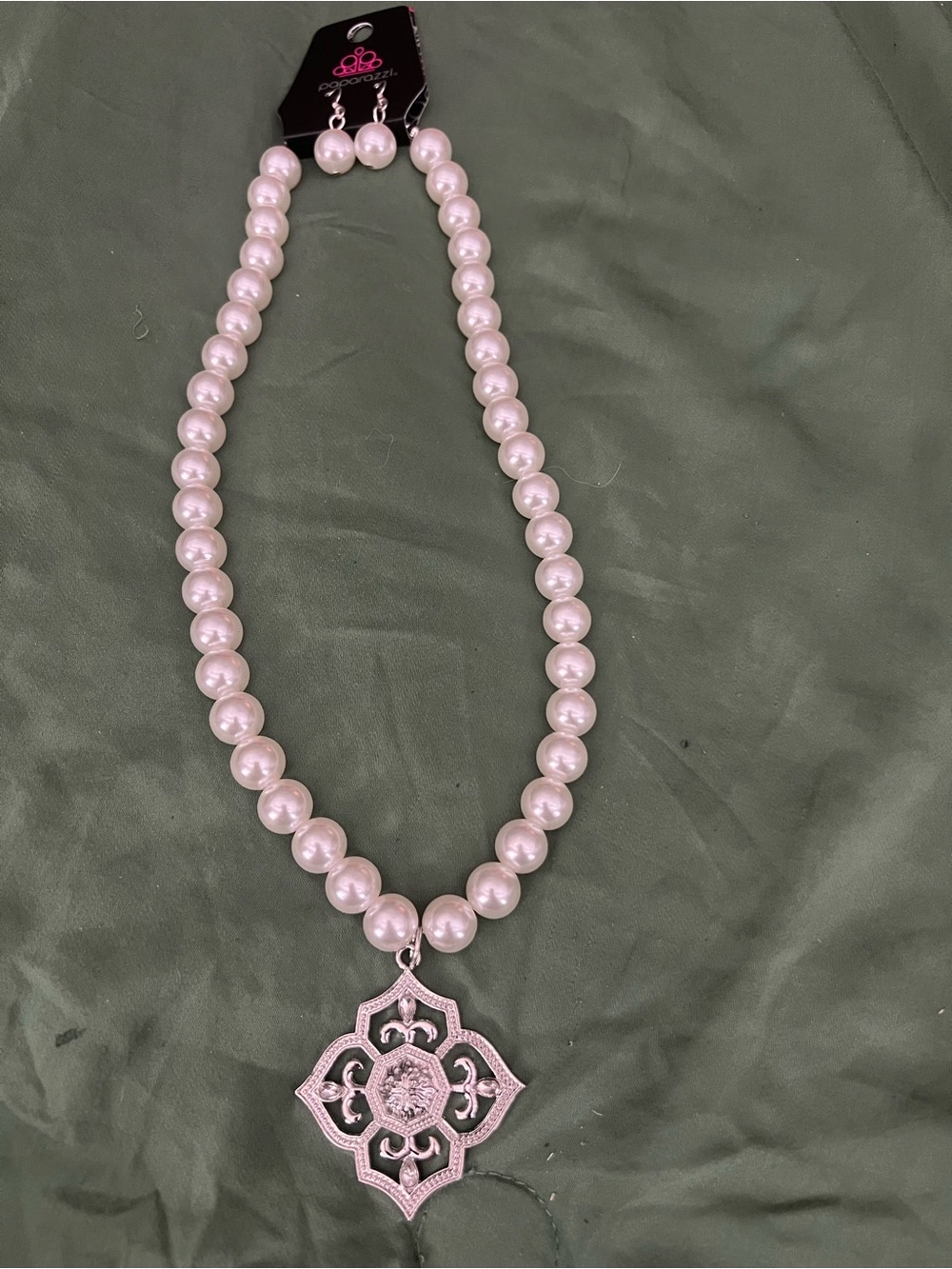Paparazzi Pearl Pendant Necklace w/ Statement Floral Medallion